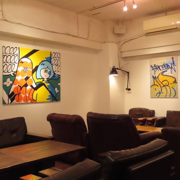 当店の内装は、展示経験のある作家たちのアート作品が飾られた素敵な空間です。多彩な作品が店内を彩り、訪れるたびに新たな発見があります。また、展示されているアートは販売もしており、気に入った作品をお持ち帰りいただけます。美味しい韓国料理と共に、アートを楽しむ特別なひとときをぜひお楽しみください！