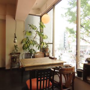料理の香りや音を感じながら、ライブ感あふれる食事を堪能できます。お一人様やデートにも最適。