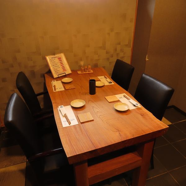半個室となっているゆったり空間は、ご友人や会社帰りの宴会利用にもおすすめ！最大8名様でご利用いただけることで周りを気にせず、思い出に残る楽しいひとときを過ごせます。コース料理も充実しておりますので、ぜひ合わせてご利用くださいませ♪