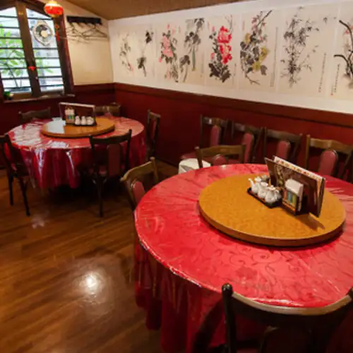 中華料理といえば円卓。8人まで着席可能。電話予約を！