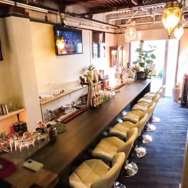 ≪店内雰囲気≫温かみのある照明と観葉植物が彩る、落ち着いたカウンター空間。韓国×創作料理を楽しむのにぴったりな、居心地の良いダイニングバーです。ボトルやグラスが並ぶスタイリッシュなカウンターは、ひとり飲みやデートにも最適。夜は照明が映える大人の雰囲気に。
