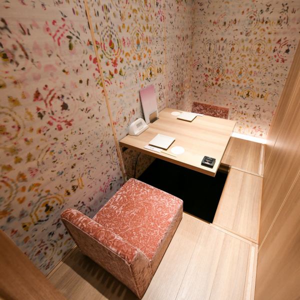 【接待や会食にも活躍】プライベート感満載の2名様用のお席。大切なビジネスシーンでのご利用はもちろん、デートにも最適です。