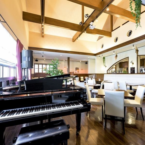 【ウエディングやライブコンサートにもご利用いただけます】グランドピアノのある広々としたウッド調のメインホールでは、ウエディングやピアノ発表会などのライブコンサートも行えます。プロジェクターやマイクの貸し出しなどお客様のご希望を叶えるお手伝いをいたしますので、お気軽にお問い合わせください。