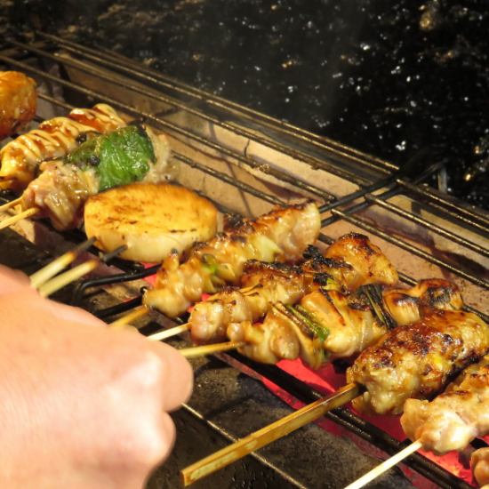 自慢の炭火焼き鳥は、1串から注文可能。定番アリ、変わり種アリ