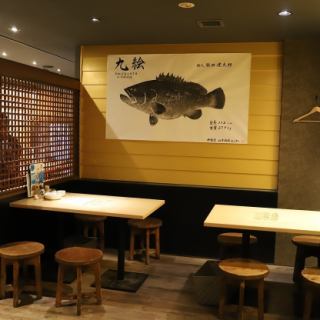 Table seating with layout that can be changed according to the number of people.We have also paid special attention to creating an atmosphere where you can see magnificent fish prints.