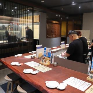 Counter seats in the open kitchen♪ Spacious and comfortable.Recommended for a quick drink or a date!