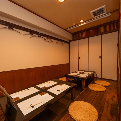 [For a private drinking party among friends] There are 3 semi-private tables for 4 people.There are 2 private rooms.These rooms can be connected together and used as a private room for large banquets for 16 people.
