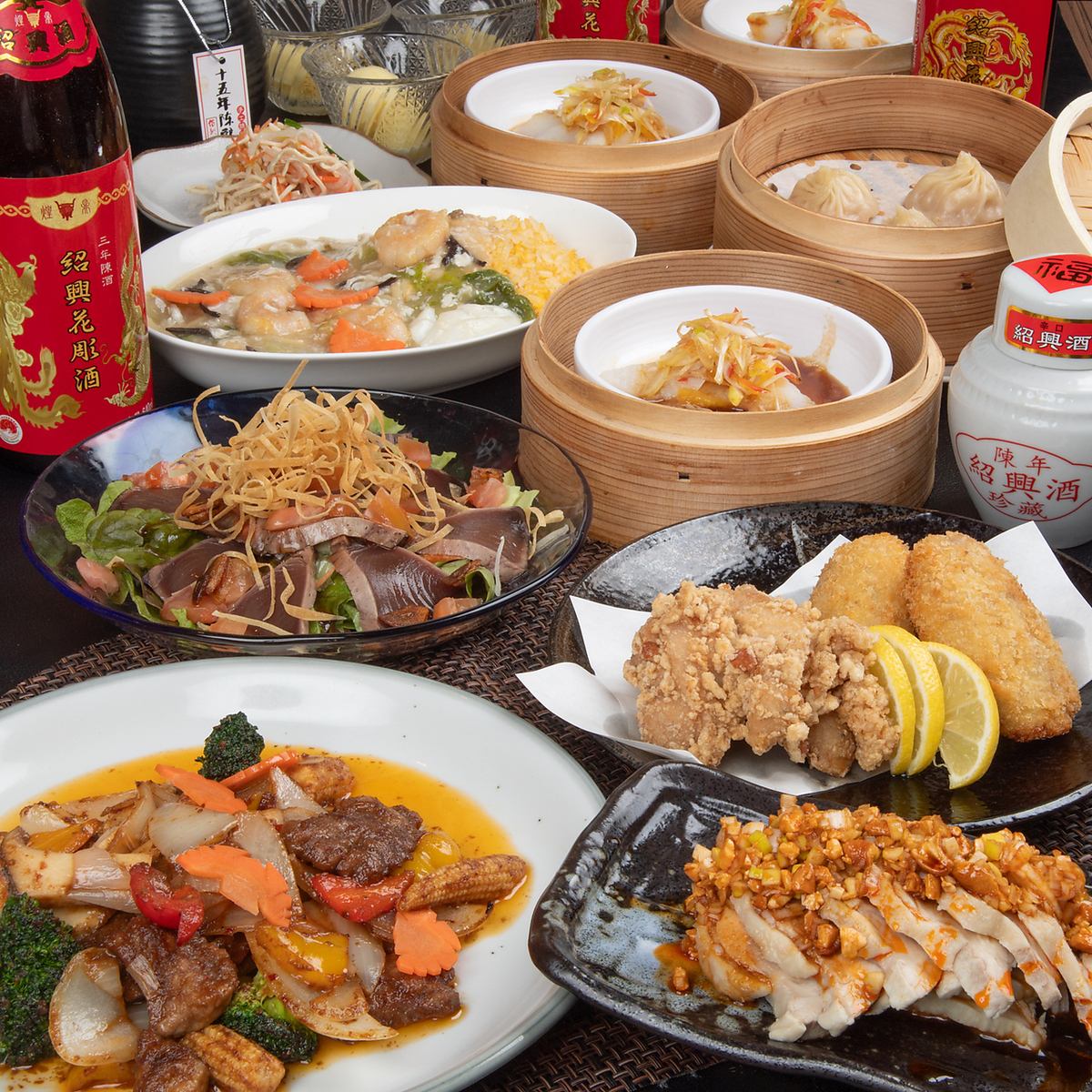 The filling and skin of the Xiaolongbao are carefully handmade! The sesame sauce, chili oil, and homemade dandan noodles are also made here!