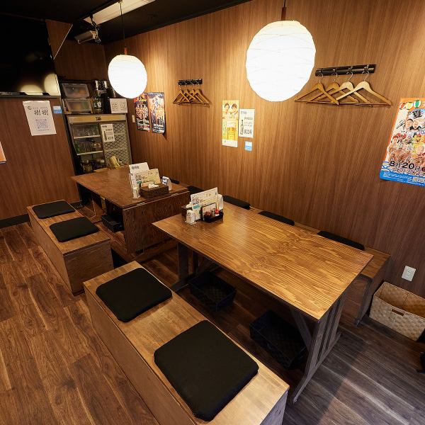 ≪ご宴会に最適◎≫ご家族様やご友人、同僚などちょっとした宴会に気軽に使える6名掛けのテーブル席を2卓ご用意！テーブルを結合すれば最大14名様まで着席することも可能です◎木目調のアットホームな空間で皆様のご来店心よりお待ちしております。