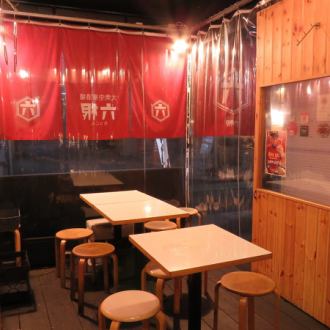 [Groups such as banquets with friends and girls-only gatherings can also be guided!] The terrace seats facing the street of Daimyo can accommodate up to 10 people! The terrace seats with a nice atmosphere are very popular with women ♪
