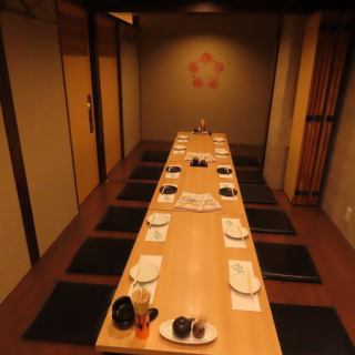 大人数での宴会もお任せ！広々とした掘りごたつ個室で、美味しい料理とお酒を囲みながら、会話に花を咲かせましょう。