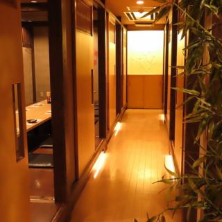 会社の宴会にぴったりな掘りごたつ個室。わいわい楽しめる空間で、仕事の疲れを癒しながら、絆を深めるひとときを演出します。