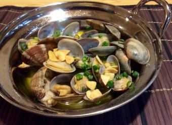 Stir-fried clams with olives