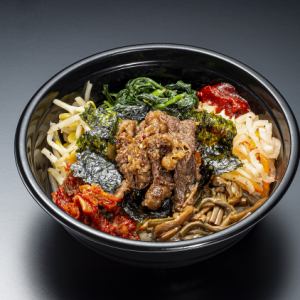 定番人気のピビンパにジューシーな牛肉を贅沢にトッピングした人気のメニュー◎【ピビン牛丼】650円(税込)