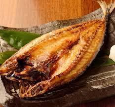 金卡鲭鱼过夜干燥的木炭烧烤架