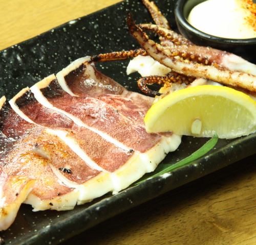 日本飛魷魚在木炭烤架上過夜乾燥