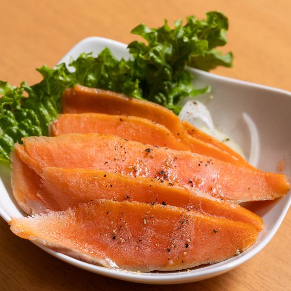 【凝縮された旨みと風味】自家製スモークサーモン/500円（税込）