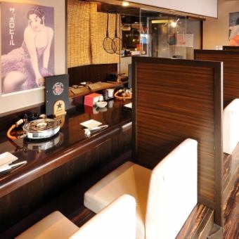 2名様に最適のお席をご完備しております♪隣りの席との仕切りがございますので二人の時間をお楽しみ下さい♪女子必見の当店名物の「定番ひとくち餃子」にチーズをプラスした「チーズ餃子」、デザートも『ベリーベリーストーンパフェ 549円(税込)』ベリー感たっぷりの贅沢な一品♪ぜひ、ご堪能くださいませ。