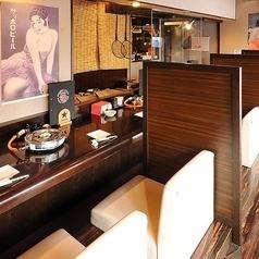 カウンター席もご用意♪今宵は「餃子」や自慢の「もつ鍋」を楽しみながらワイワイお食事などいかがでしょうか☆