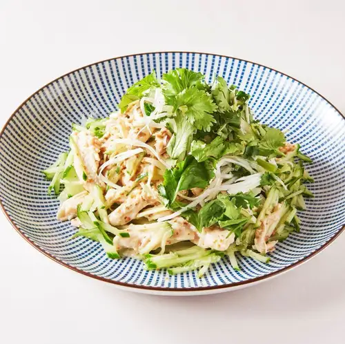 蒸雞肉和香菜沙拉