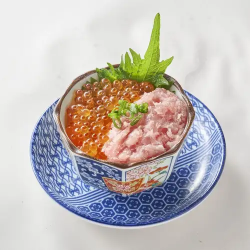 一小碗蔥花鮪魚腩配鮭魚籽飯