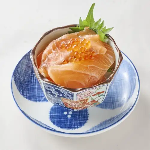 一小碗鮭魚和鮭魚籽飯
