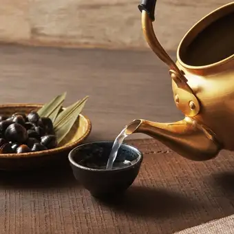 壺裝蛤蜊湯