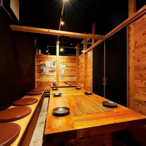 ●個室席●4～14名様●木の温もりを感じられる♪ゆったり過ごせて各種ご宴会にも最適！2組様限定なのでお早めのご予約をお待ちしております。駅近なのに隠れ家感たっぷりの大人空間で旨いお酒と九州料理をご堪能ください♪