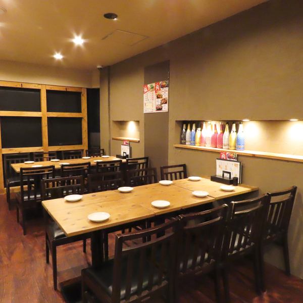 The table seats in the back are convenient for banquets and drinking parties for 8 to 16 people♪
