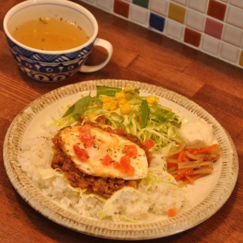 Stylish with fresh vegetables♪ [Taco rice set 1,100 JPY (incl. tax)]