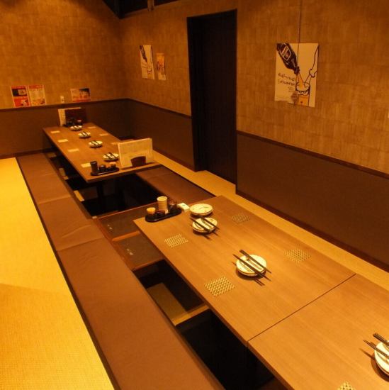 빨강과 검정을 기조로 한 일본식 공간.최대 5 명까지 사용할 수있는 반 개인 실도!