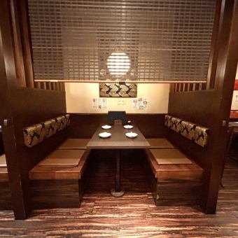 少人数でご利用いただける半個室のボックス席！仕切られた空間でゆったりと落ち着いてお過ごしいただけます♪
