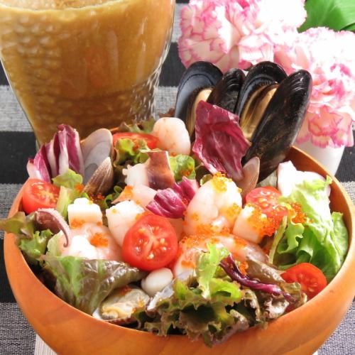 Caribbean salad of seafood and lettuce (in the back of the photo)! << Order rate 80% >> Speaking of Azzurro, this is it!