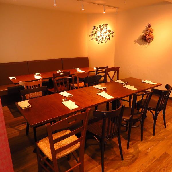 The shop interior is unified in the calm atmosphere of woodgraining.The table seats can be connected in a movable manner, so it can be used for small to large parties.You can hold girls' meetings, mom's meetings and various parties.