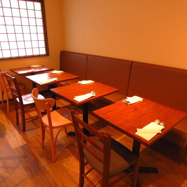 Some of the table seats are single-seat sofa seats, so you can enjoy your meal while relaxing.Children are OK with their families.For couples, it's a great place to date.