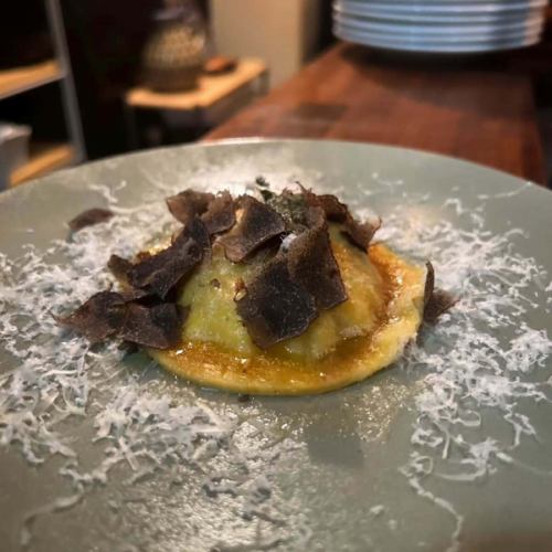 〚We have seats available for weekend dinner!〛
There are only a few Saturday lunch spots left, and we will be open exclusively on Sundays.
We will be closed on Monday, December 1st, and open for dinner only on Tuesday, December 2nd ☺️
Please feel free to contact us 🙌

The photo shows the ravioli served in the chef's choice course.
A dish unique to the course
The wine goes well too 🍷

We are also looking forward to your New Year's reservations!