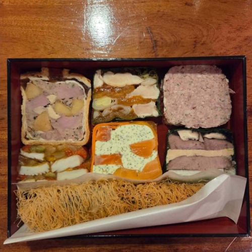 【謹賀新年🎍2026】
本年もどうぞよろしくお願い致します🙂‍↕️✨

当店のお節で新年を迎えて下さったお客様、本当にありがとうございました✨
お楽しみいただけてたら幸いです☺️
またお越しになった際など、ぜひ感想をお聞かせ下さいね😆🙌

1月は7日(水)のランチ貸切よりスタート。
通常営業は8日(木)からとなります。
カレンダーは後日up致します🙏