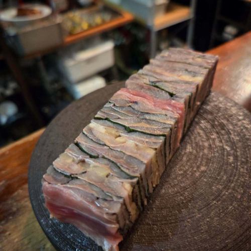 久しぶりにコハダ仕込みました🤗
本日土曜日ですが、ランチ/ディナー共にまだご案内できます！
このところ土曜日のお席埋まりがちなので、ぜひぜひお問い合わせくださいね✨️

・3月1日/2日店休、3日はディナーのみの営業となります🙂‍↕️