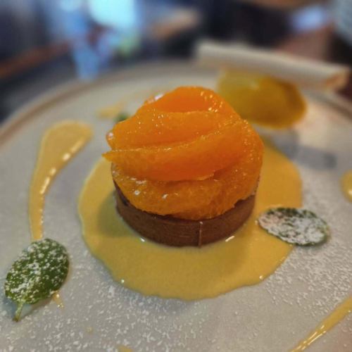 It's a three-day weekend, and the weather is nice, so it's perfect for going out ✨️
We are open for lunch and dinner every day 😊
・21st (Sat) Dinner/△
・22nd (Sun) Lunch/◎ Dinner/△
・23rd (Mon) Lunch/◯ Dinner/◎
Daytime drinking is also welcome 🥂
Please feel free to contact us.

🍊Dekopon tart
Served with homemade decopon gelato
The dessert I want to eat the most right now (lol)
It also pairs wonderfully with sparkling wine.
It may end as soon as it's gone...
*This is only available during dinner time 🙂‍↕️