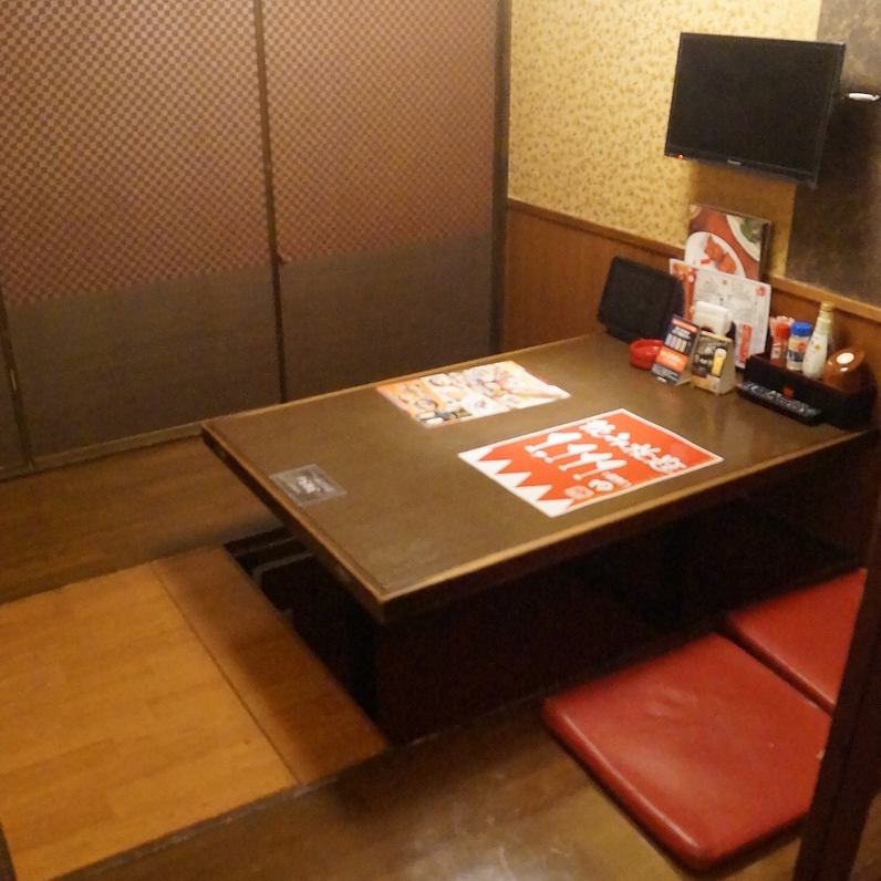 ゆったりとお食事やお酒を楽しめる個室は全席TV完備!!