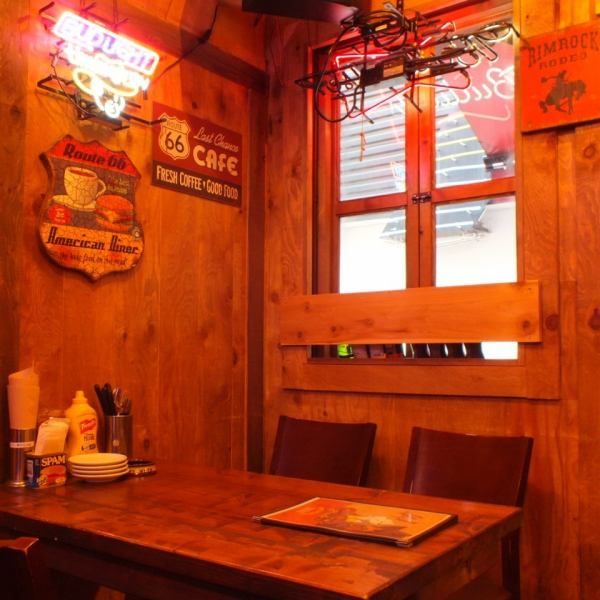 【雰囲気抜群少人数席もご用意！】洋楽RockやPopsを聴きながら、クラフトビールやバーボン、カクテルを片手にゆったりとお過ごし頂けるお店。ママ友会で楽しみもよし。お仕事帰りにふらりと立ち寄るもよし。またテラス席もご用意しておりますので、ビアガーデンとしてもぴったりです！