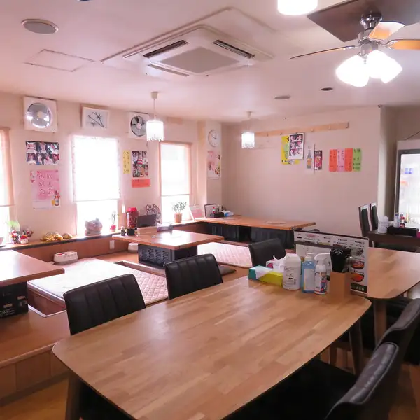 【内観】店内には個室もご用意！ご家族でのご利用や飲み会でのご利用に最適です！また、飲み放題付きのコースも多数ご用意しております☆お客様のシーン・シチュエーションに合わせてぜひご利用ください！スタッフ一同皆様のお越しを心待ちにしております。お気軽に店舗までお問合せ下さい！
