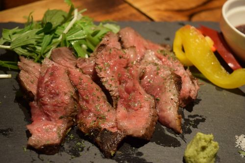 Popular NO2 !! Grilled rare red-haired Wagyu beef Please try the rare Wagyu beef with homemade sauce and wasabi rock salt.