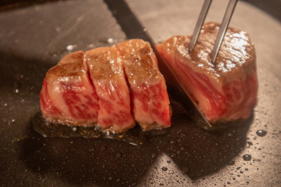 One of the staff's best !! Enjoy the exquisite ultra-rare red beef meat! "Grilled red beef with plenty of umami"