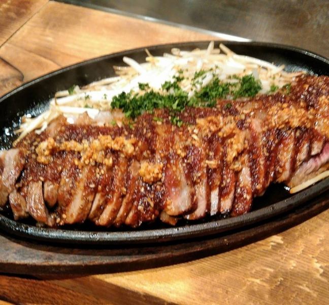 鉄板前で調理が見もの！！迫力の国産牛1ポンドステーキ！！肉の焼けるにおいを堪能しながらゆっくりと！！