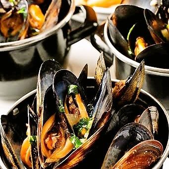 <Hot mussels> Served in a large authentic bucket
