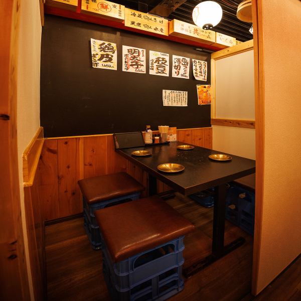 カジュアルな接待やお仲間内でしっぽりと宴会・お食事・お酒が楽しめるテーブル席でどうぞ!2名様の少人数から団体様までのお席を多数ご用意しております!お席を繋げれば団体様でもテーブル席でご利用いただけます!会社の部署宴会や打ち上げなどにも最適な空間です!