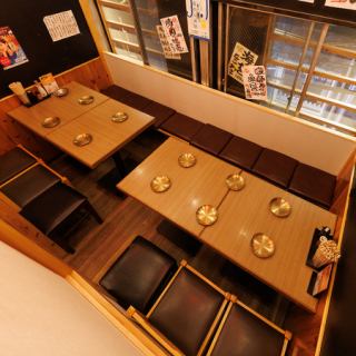 和モダンな雰囲気ある広々テーブル席！和モダンな雰囲気の店内は、肩ひじ張らずに宴会をお楽しみ頂けます！新橋駅から徒歩1分の好立地なので集合・解散もスムーズ！飲み会や宴会だけでなく、接待、女子会、合コンなど様々なシチュエーションにおすすめです！当日予約も承っておりますのでお気軽にご利用ください！