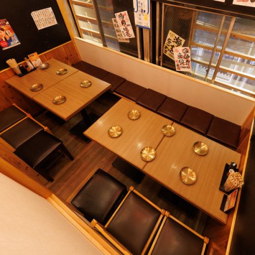 和モダンな雰囲気ある広々テーブル席！和モダンな雰囲気の店内は、肩ひじ張らずに宴会をお楽しみ頂けます！新橋駅から徒歩1分の好立地なので集合・解散もスムーズ！飲み会や宴会だけでなく、接待、女子会、合コンなど様々なシチュエーションにおすすめです！当日予約も承っておりますのでお気軽にご利用ください！