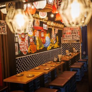 和気あいあいと宴会を楽しむテーブル席！新橋で少人数様での飲み会や宴会に最適なテーブル席！和モダンな空間でゆったりと過ごすひと時をお楽しみ頂けます！各種宴会にぴったりのお得な宴会コースは2時間飲み放題付5000円～ご用意しております！お得なクーポンもございますのでぜひご利用ください！